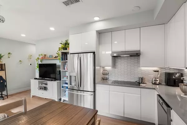 Boston, MA 02128,275-279 Border St #302