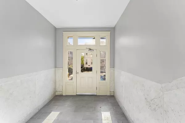 Boston, MA 02121,99 Harrishof St