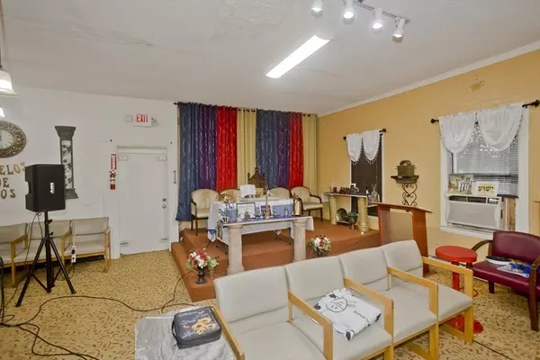 Holyoke, MA 01040,193 Elm St