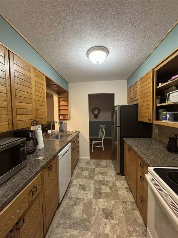 Westfield, MA 01085,324 Russell Rd #101