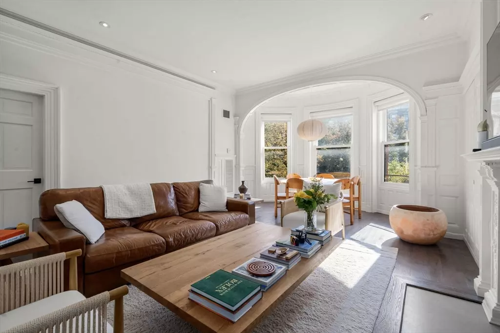 Boston, MA 02116,167 Commonwealth Ave #5