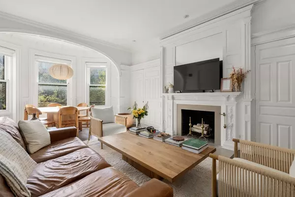 Boston, MA 02116,167 Commonwealth Ave #5