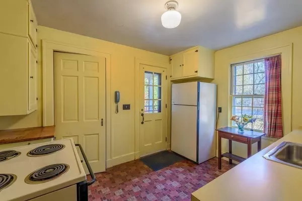 Amherst, MA 01002,88 Farview Way