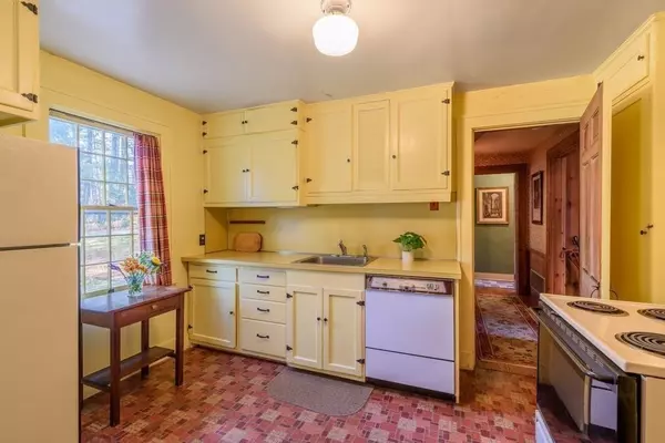 Amherst, MA 01002,88 Farview Way