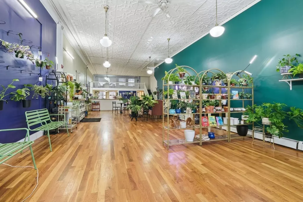 Holyoke, MA 01040,284 High St