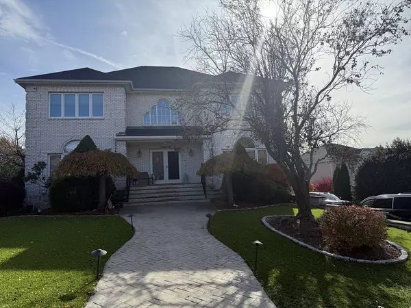 21 Heritage Ln, Saugus, MA 01906