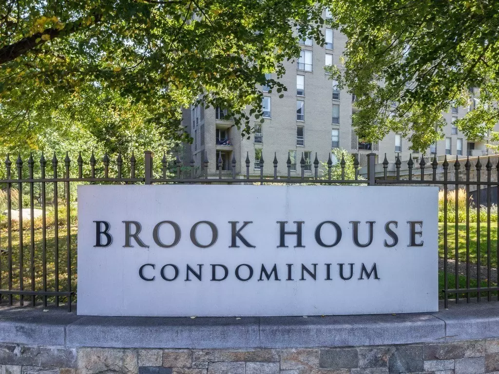 Brookline, MA 02445,44 Washington #304