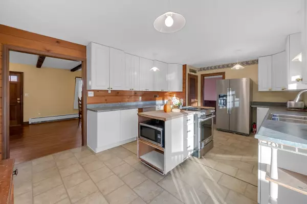 Greenfield, MA 01301,4 Pickett Ln