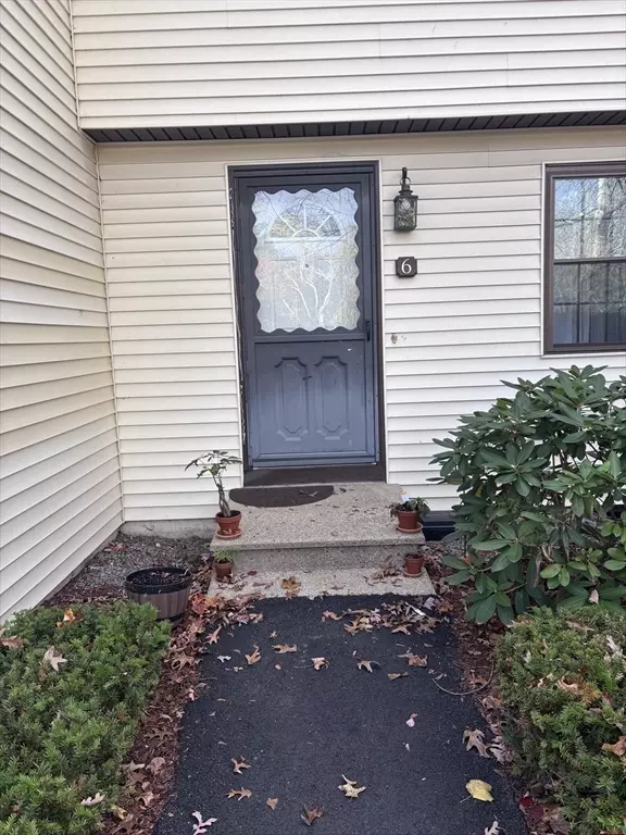 Dracut, MA 01826,931 Methuen St #6