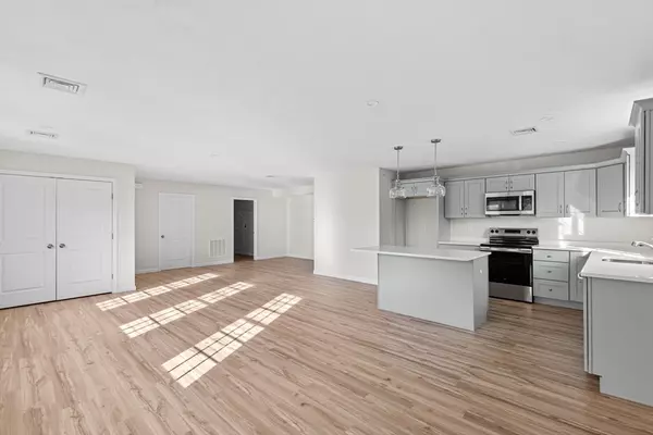 Plymouth, MA 02360,393 Court St #5