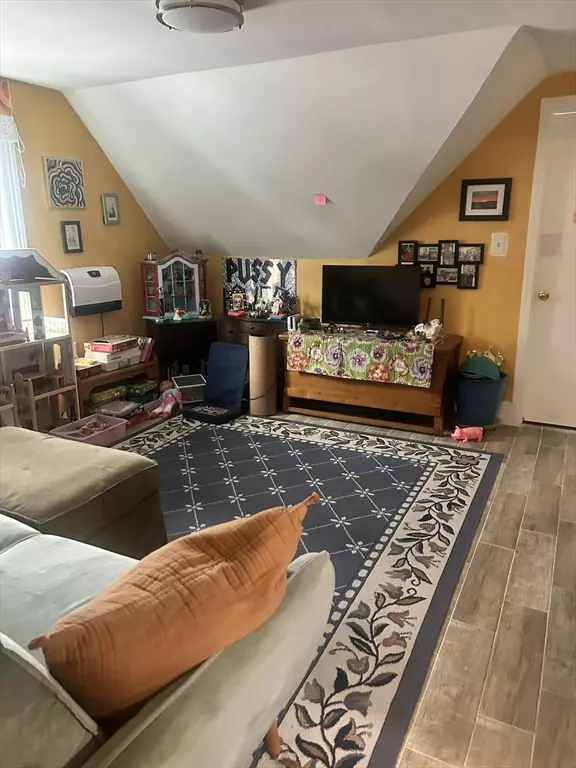 Springfield, MA 01105,51 Acushnet Ave