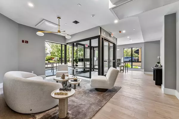 Newton, MA 02641,1114 Beacon St. #104