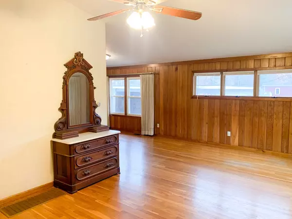 Greenfield, MA 01301,227 Green River Rd #1