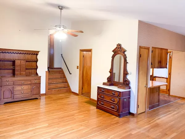 Greenfield, MA 01301,227 Green River Rd #1