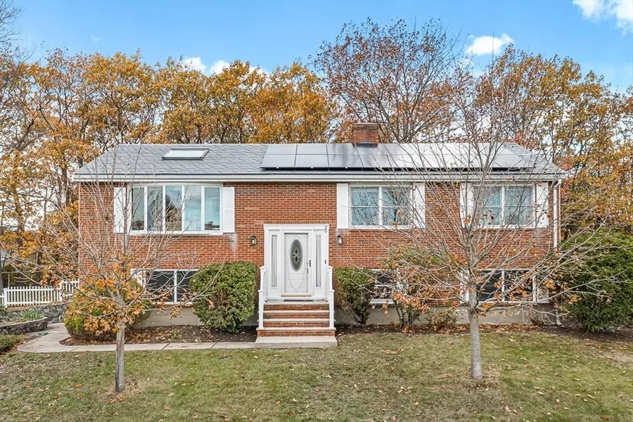 25 Murdoch Rd, Stoneham, MA 02180