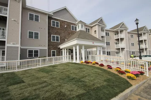 2 Regency Village Way #208, Merrimac, MA 01860