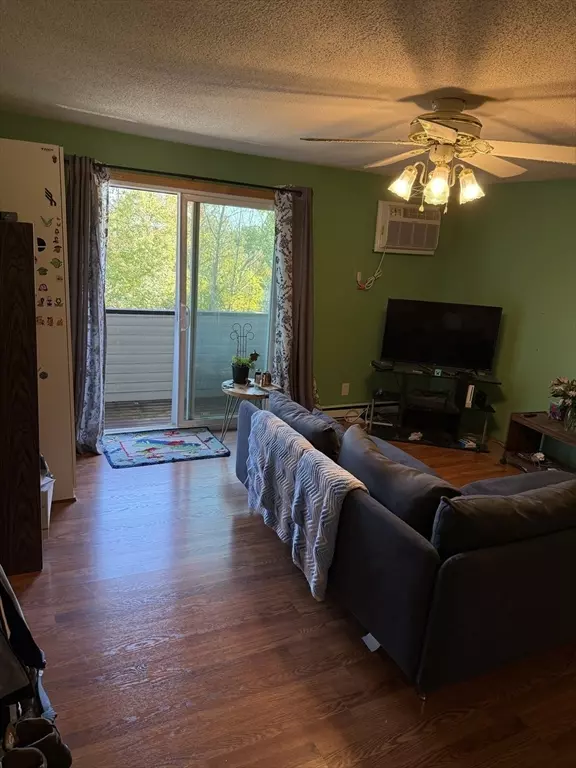 Uxbridge, MA 01569,129 Quaker Highway #17A