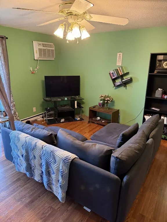 Uxbridge, MA 01569,129 Quaker Highway #17A