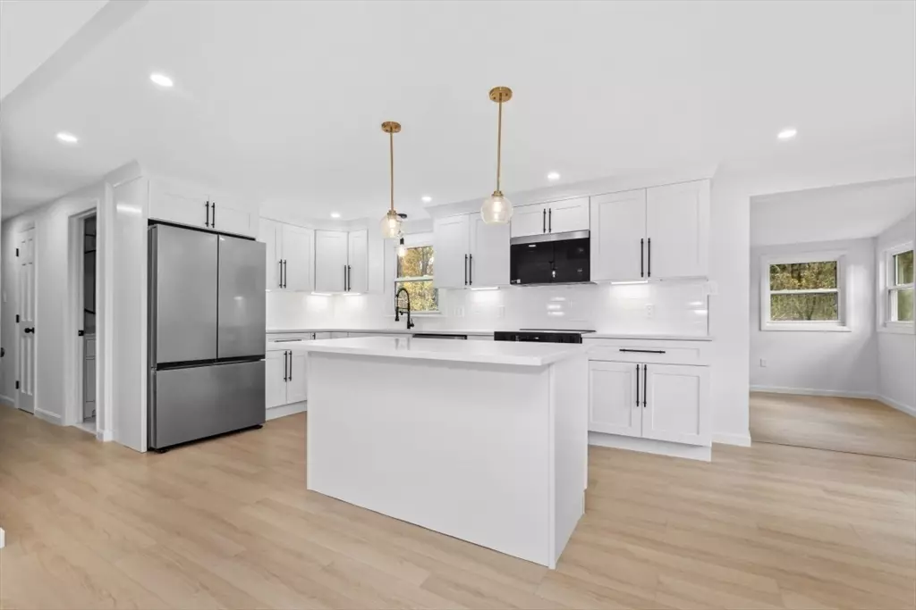 Bellingham, MA 02019,17 Susan Ln