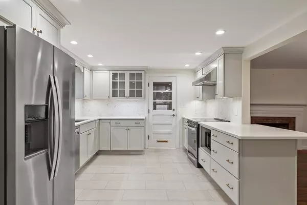 Wakefield, MA 01880,26 Curve St