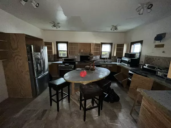 Holyoke, MA 01040,309 Walnut St