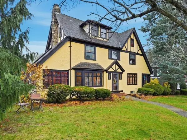 27 Lexington Ave, Holyoke, MA 01040