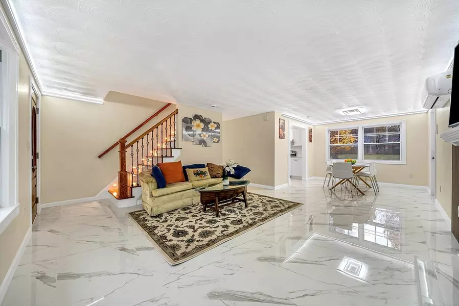 9 Donna Rd, Chelmsford, MA 01824