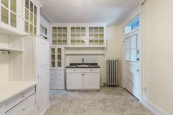 Holyoke, MA 01040,37 O'connor Ave #2L