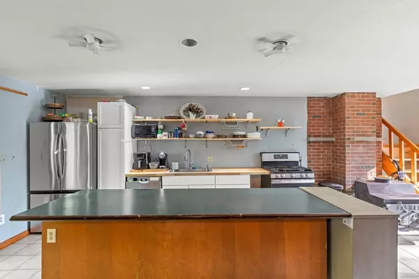 Gloucester, MA 01930,368 Essex Ave