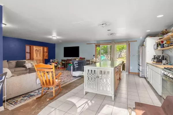 Gloucester, MA 01930,368 Essex Ave