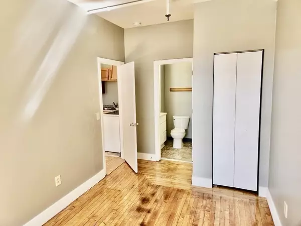 Attleboro, MA 02703,15 N Main St #25