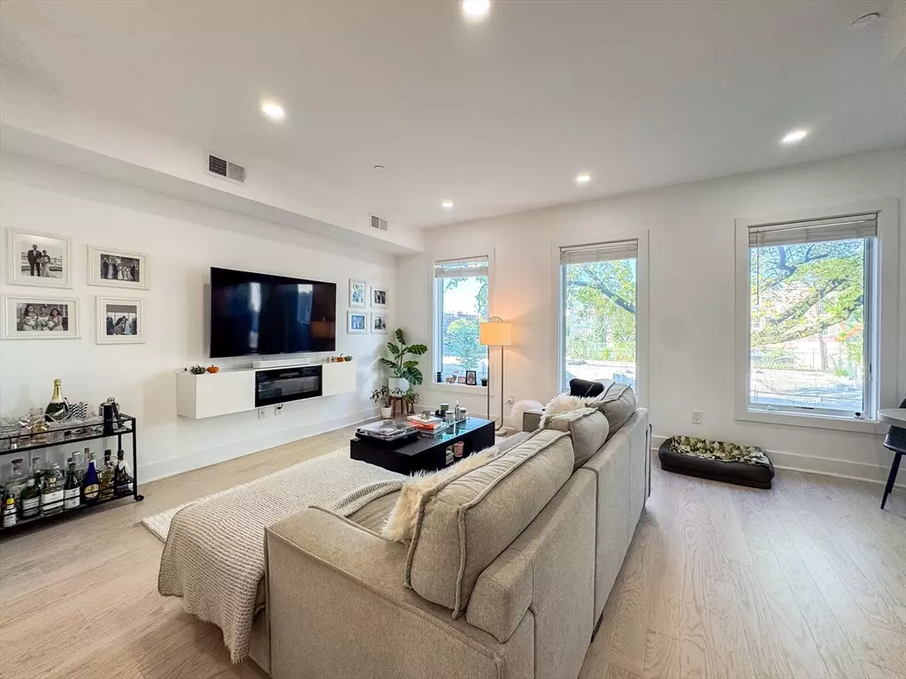 Boston, MA 02128,231 Maverick St #3