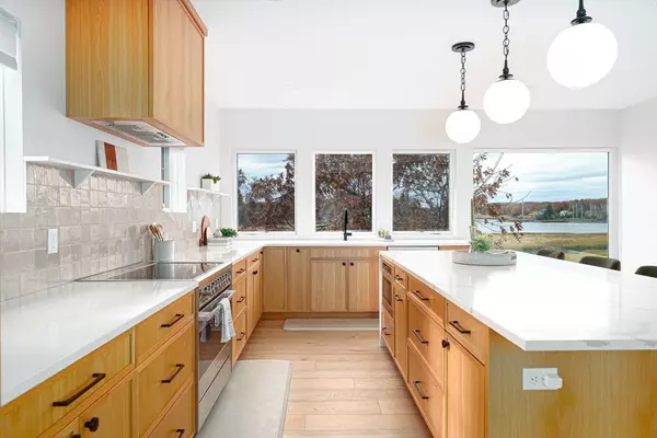 Hingham, MA 02043,10 Chestnut Pl