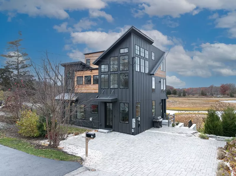 10 Chestnut Pl, Hingham, MA 02043