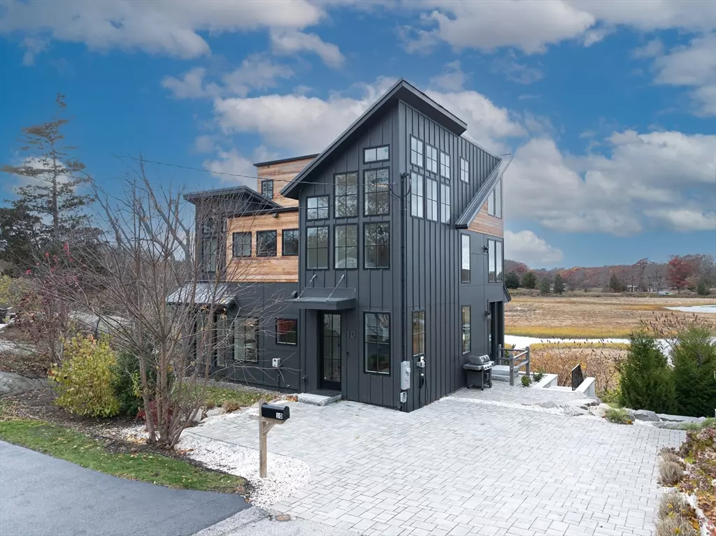 Hingham, MA 02043,10 Chestnut Pl