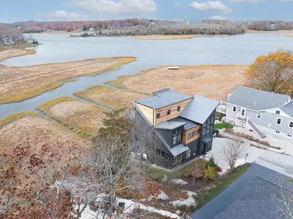 10 Chestnut Pl, Hingham, MA 02043