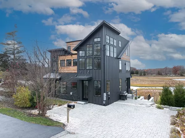 Hingham, MA 02043,10 Chestnut Pl