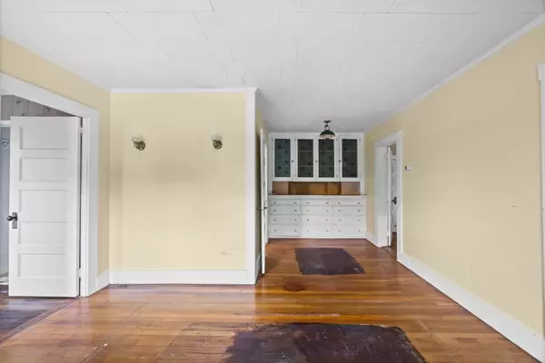 Oak Bluffs, MA 02557,24 School Street