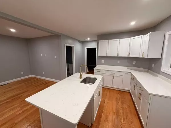 Swampscott, MA 01907,63 Essex St #1