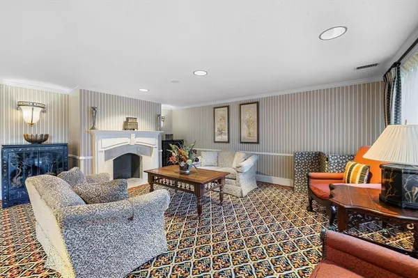 Swampscott, MA 01907,1004 Paradise Rd #PHJ