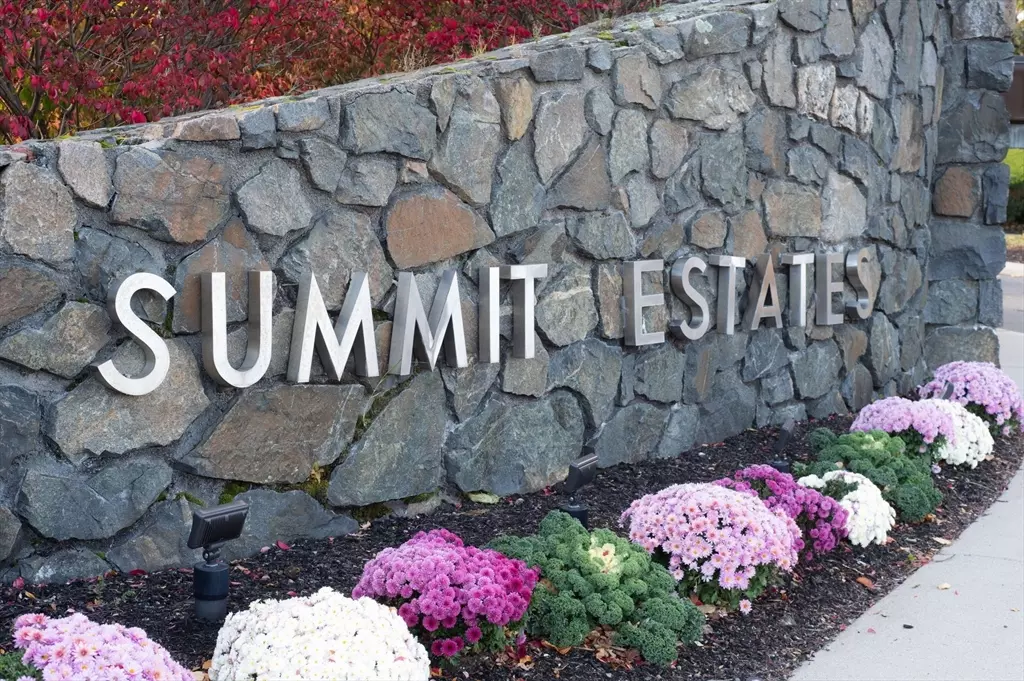 Swampscott, MA 01907,1004 Paradise Rd #PHJ