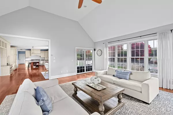 Hingham, MA 02043,9 Cranberry Ln