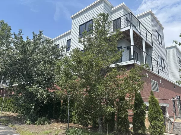 Walpole, MA 02081,1391 Main Street #305