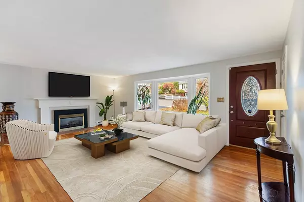 Medford, MA 02155,10 Apache Trl