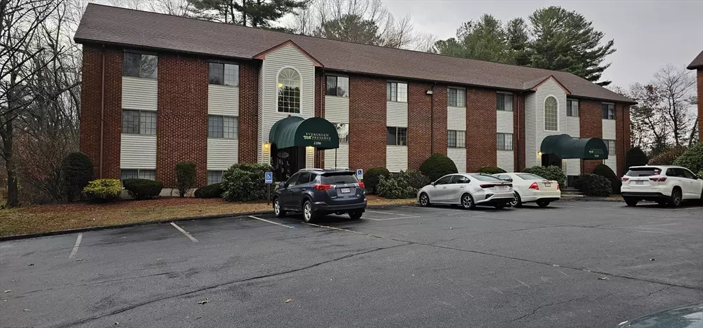 2200 Skyline Dr #5, Lowell, MA 01854