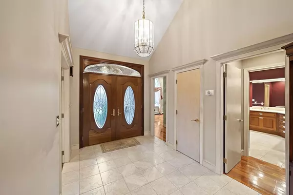 Saugus, MA 01906,10 Heritage Ln