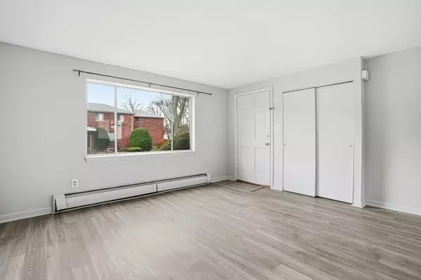 Framingham, MA 01702,8 Bishop Dr #8