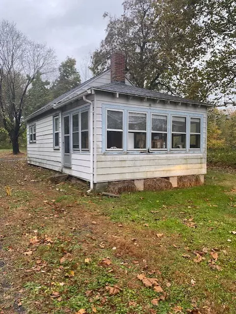 371R North Loomis St, Southwick, MA 01077