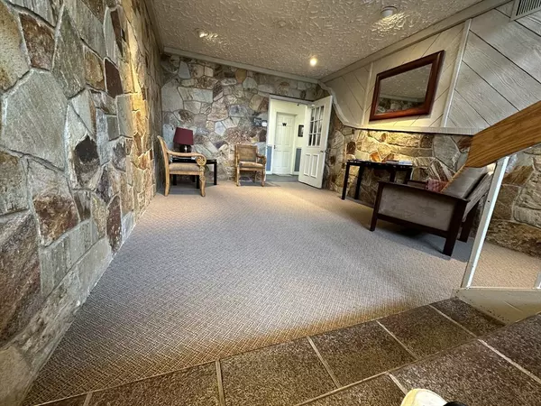 Stoughton, MA 02072,1044 Central St #103