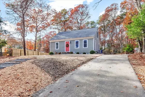 47 Shallow Pond Ln, Falmouth, MA 02536